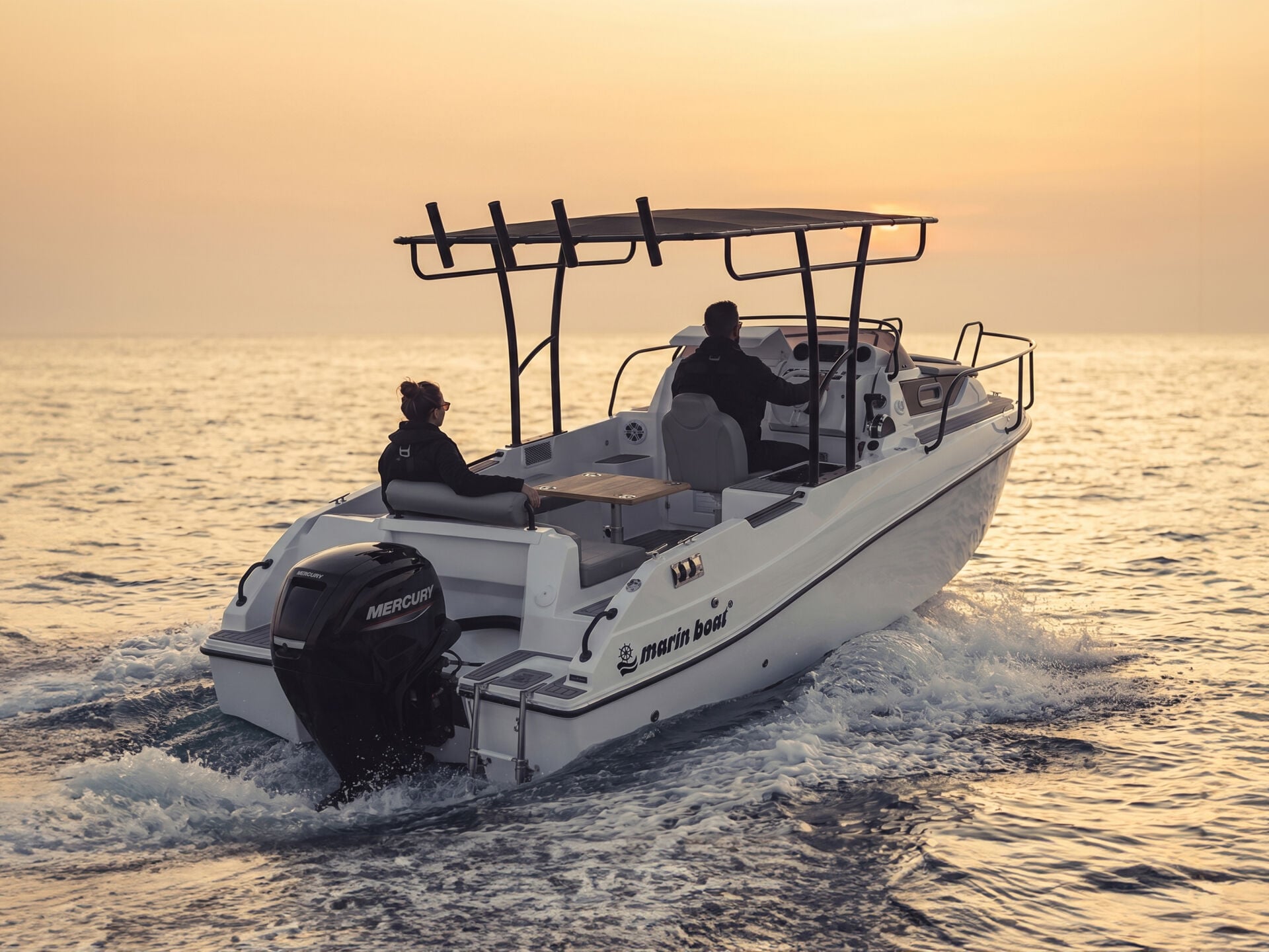 Marinboat 5.65 Cabin kıçtan görünümünde oturma alanı, masa, gölgelik ve dıştan takma motor