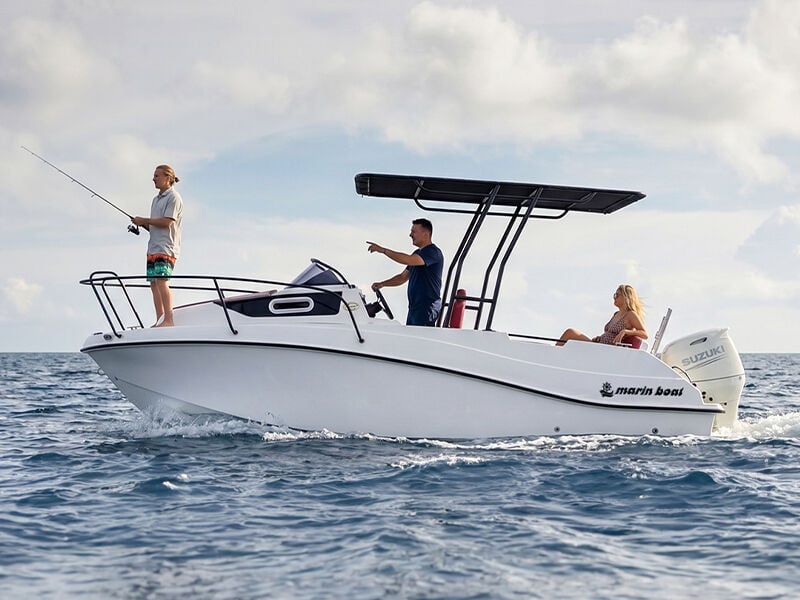 Marinboat 5.65 Cabin yandan görünümünde baş güverte, kabin ve açık havuzluk