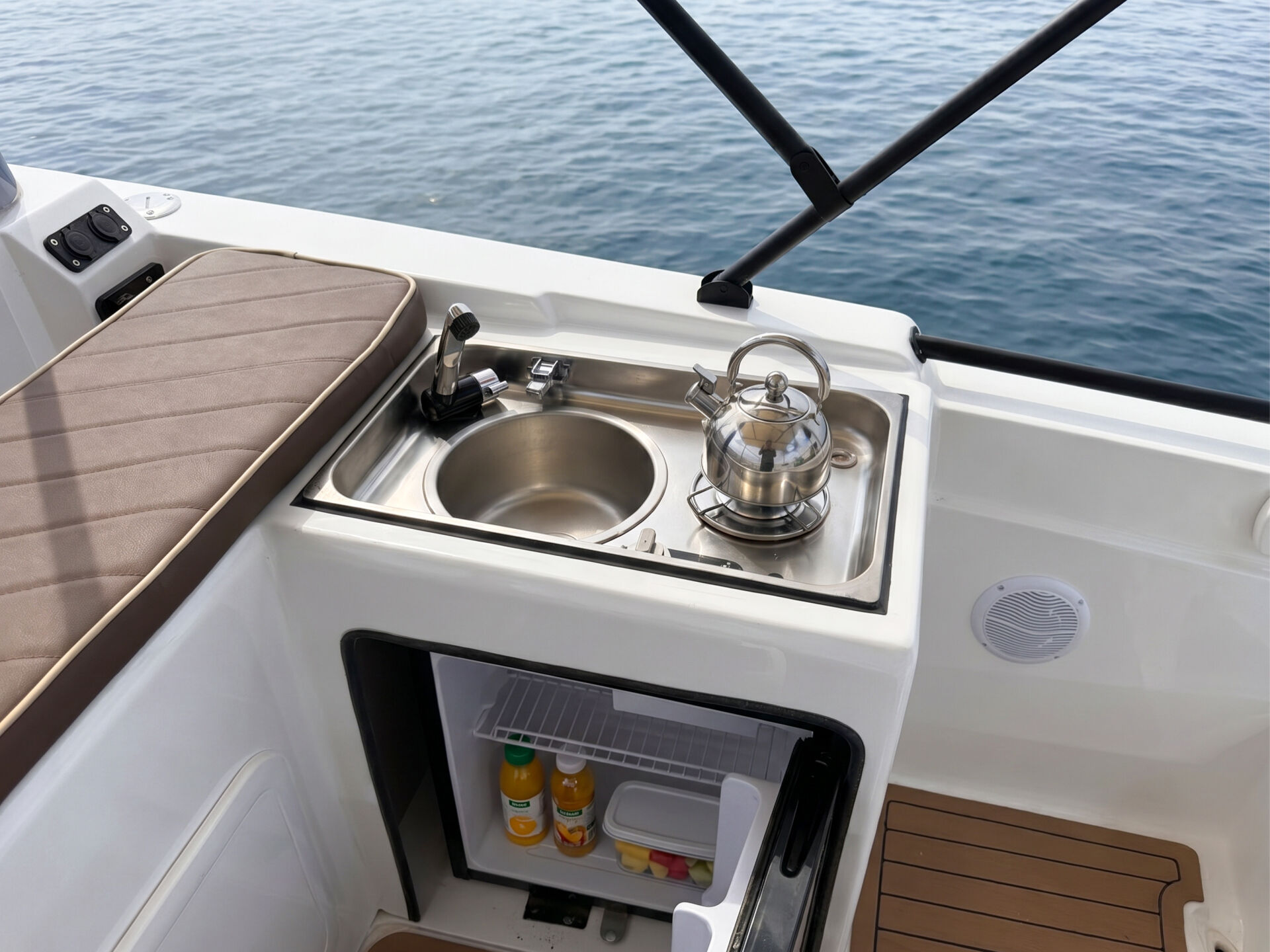 Marinboat 5.65 Cabin üretici fotoğrafında lavabo, ocak ve altındaki buzdolabı