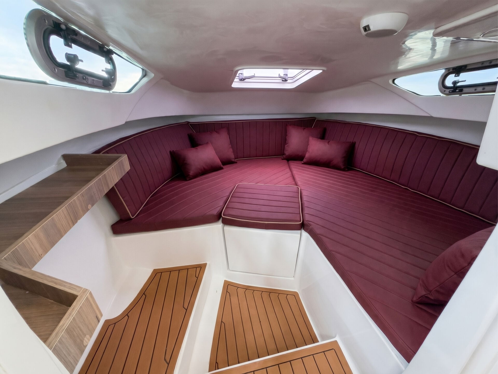 Marinboat 5.65 Cabin kabin içindeki minderli oturma alanı, lombozlar ve tavan açıklığı